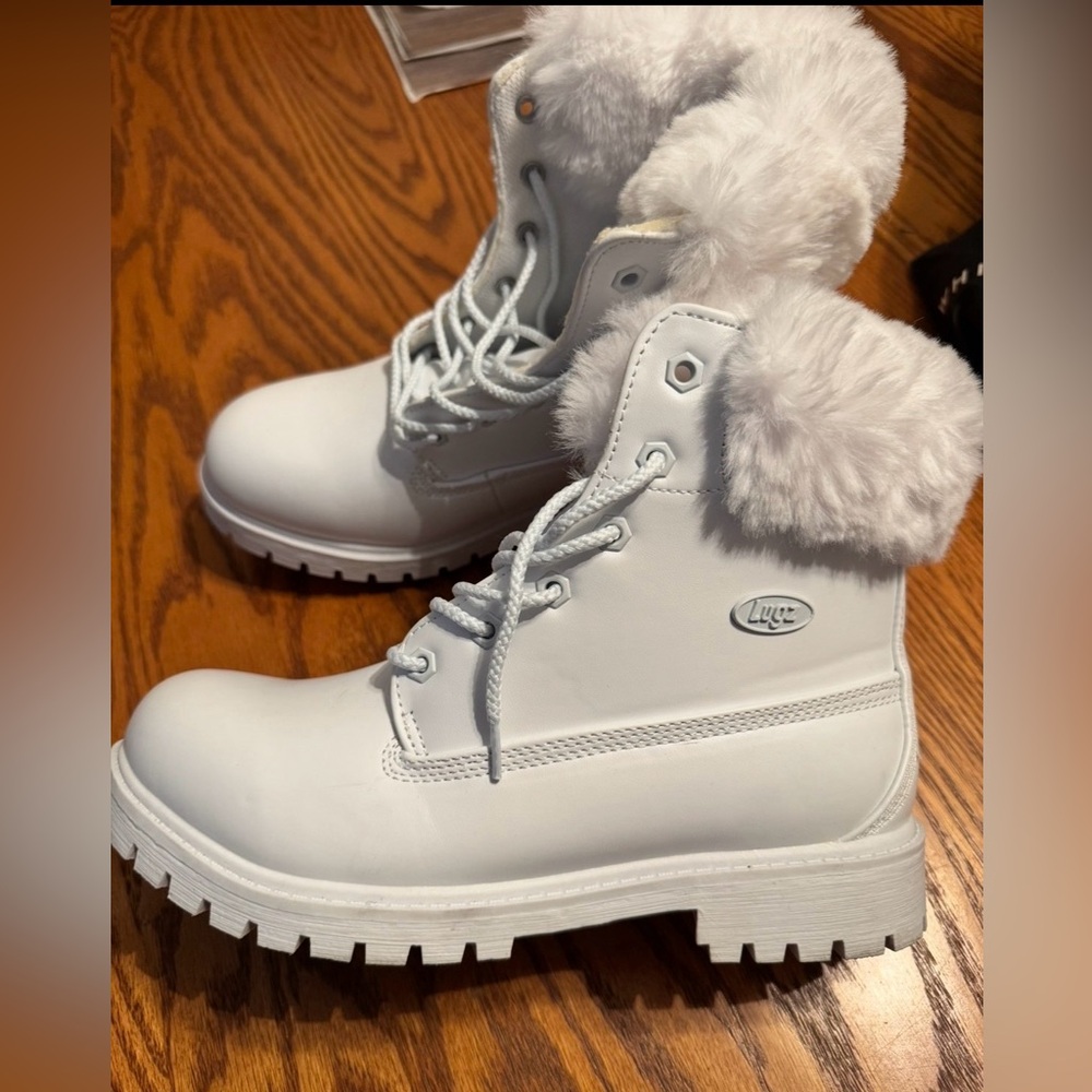 Women’s Lugz white winter boots fur size 9.5 new
